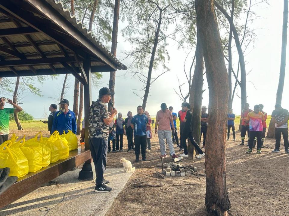 Program Gotong-royong Di Pantai Tanjung Gosong, Pekan