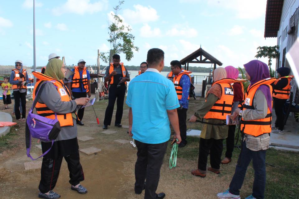 Gambar Aktiviti Menyusuri Sungai Pahang