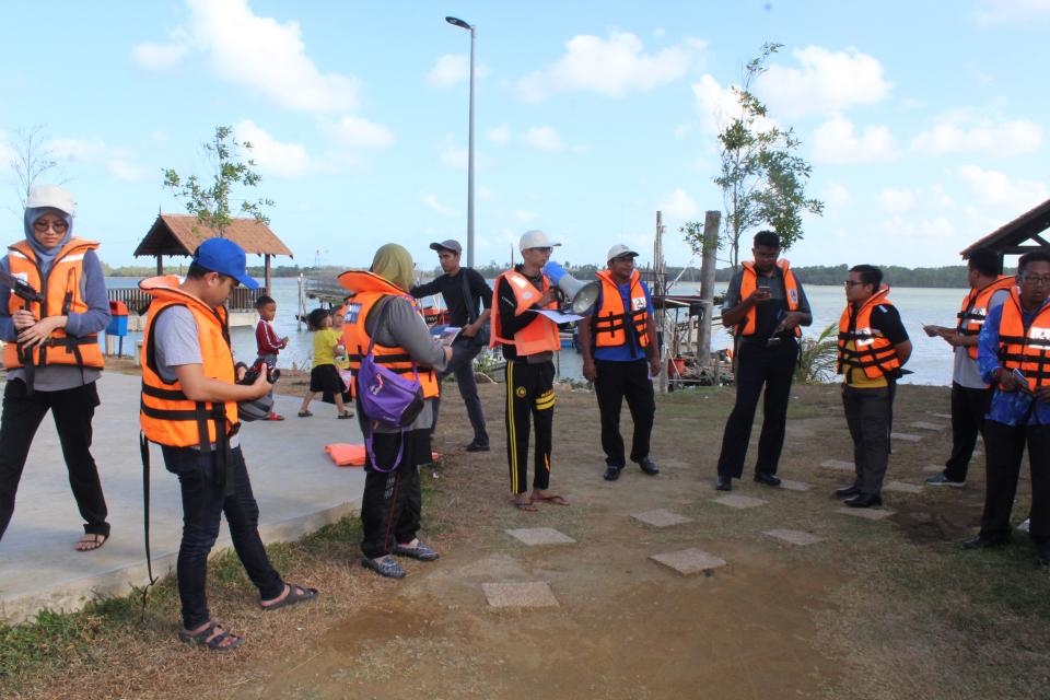 Gambar Aktiviti Menyusuri Sungai Pahang