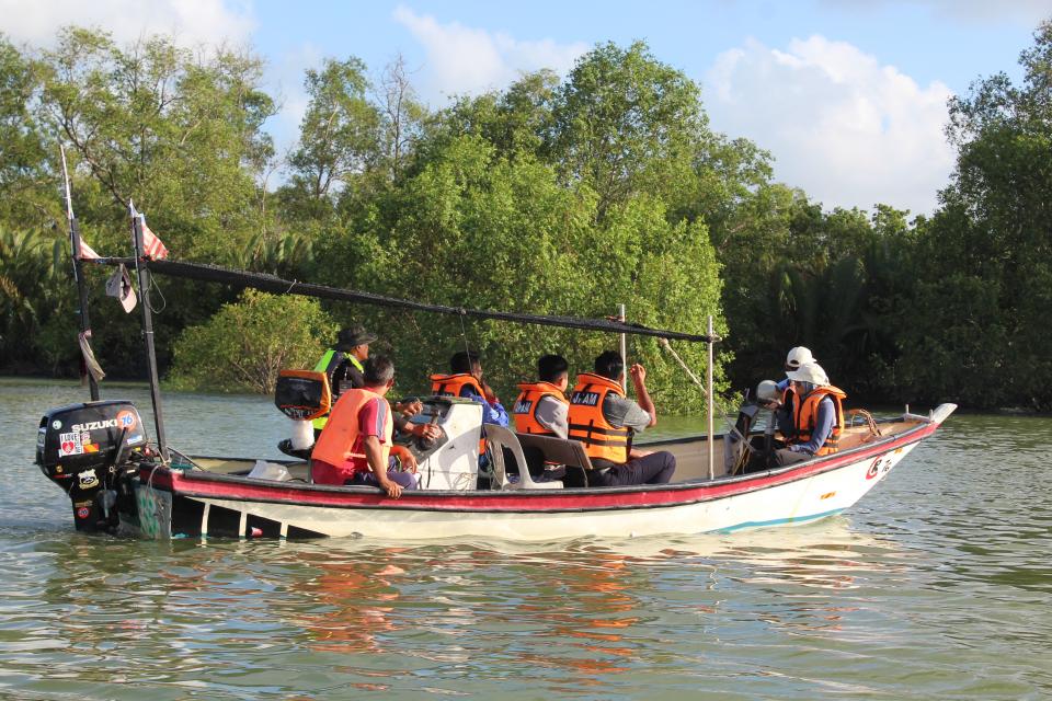 Gambar Aktiviti Menyusuri Sungai Pahang