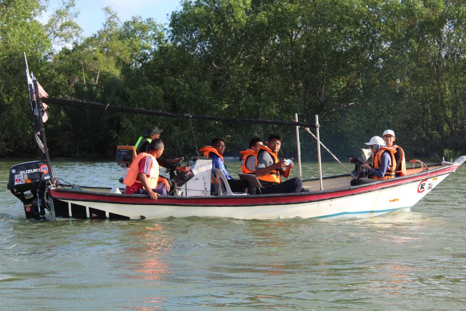 Gambar Aktiviti Menyusuri Sungai Pahang