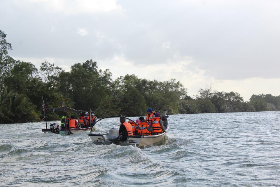 Gambar Aktiviti Menyusuri Sungai Pahang