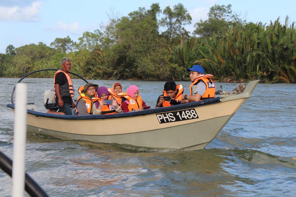 Gambar Aktiviti Menyusuri Sungai Pahang