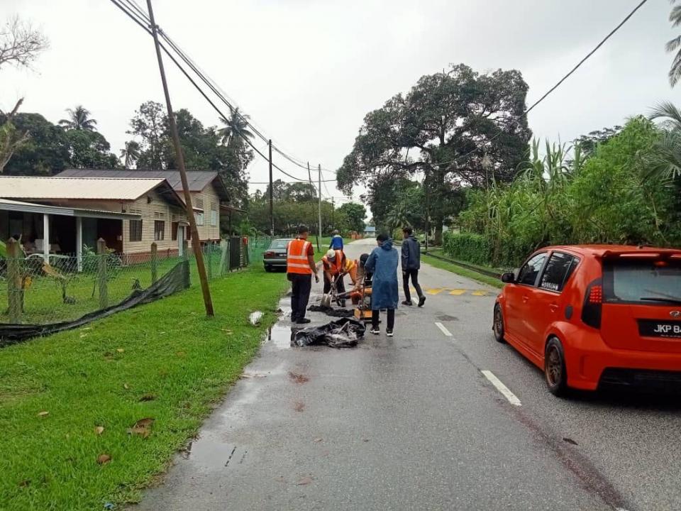 Kerja-kerja Membaikpulih Jalan Di Jalan Tok Tuan Mengkasar