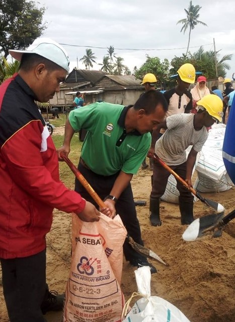 Gotong Royong Hakisan Pantai Nenasi