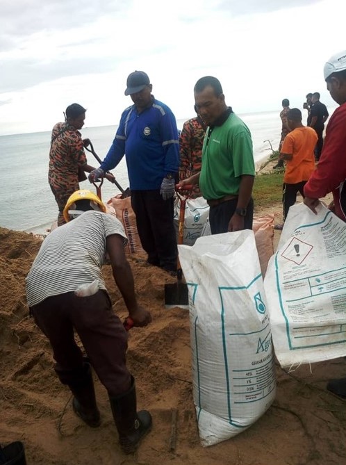 Gotong Royong Hakisan Pantai Nenasi