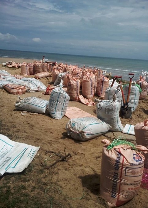 Gotong Royong Hakisan Pantai Nenasi