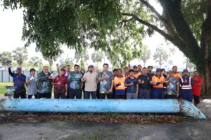 Program Gotong-Royong Pembersihan Kawasan Di Pusat Penjaja Perindustrian Peramu