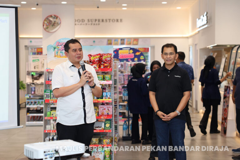 Pembukaan Kecil Cawangan Baharu Family Mart Anjung Warisan, Pekan