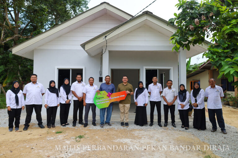 Majlis Penyerahan Kunci Rumah bagi Program Bina Baharu Rumah di bawah Program Pembasmian Kemiskinan Bandar (PPKB)
