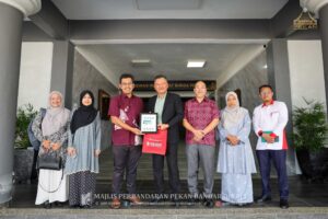 Kunjung Hormat DRB-HICOM University of Automotive Malaysia (DHU) Ke Majlis Perbandaran Pekan Bandar Diraja