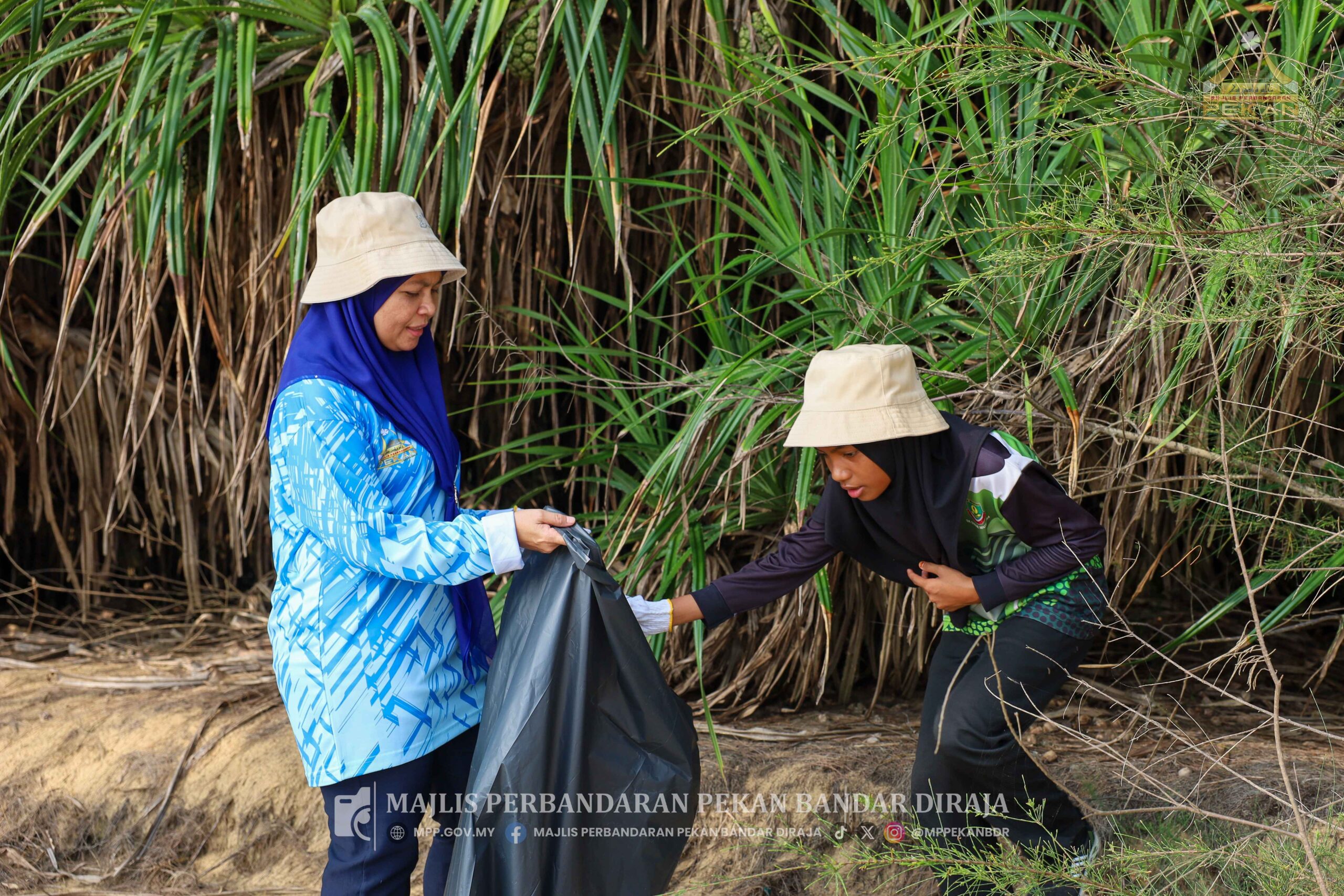 Program Gotong-Royong Pembersihan Pantai Saujana Biru